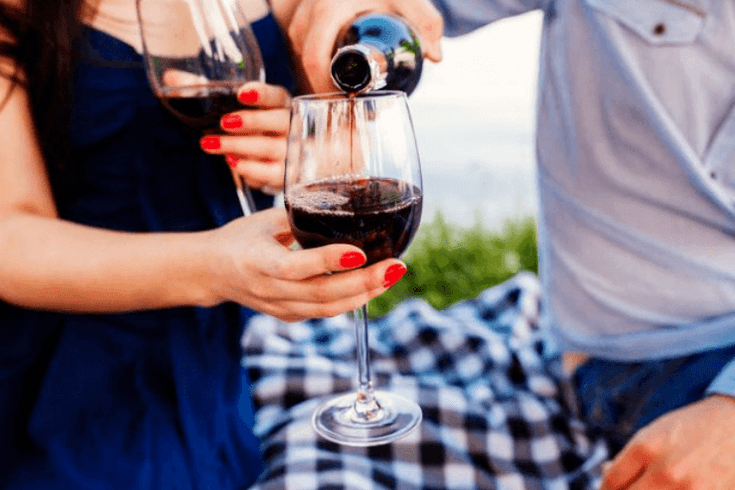 Вино — лучший алкогольный напиток для приятного вечера перед сексом